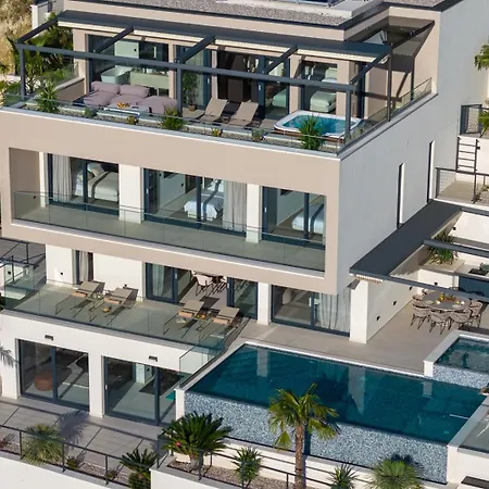 Luxurious 5-bedroom 
