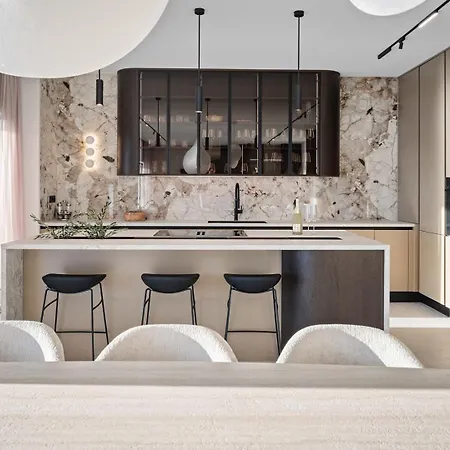 Luxurious 5-bedroom 